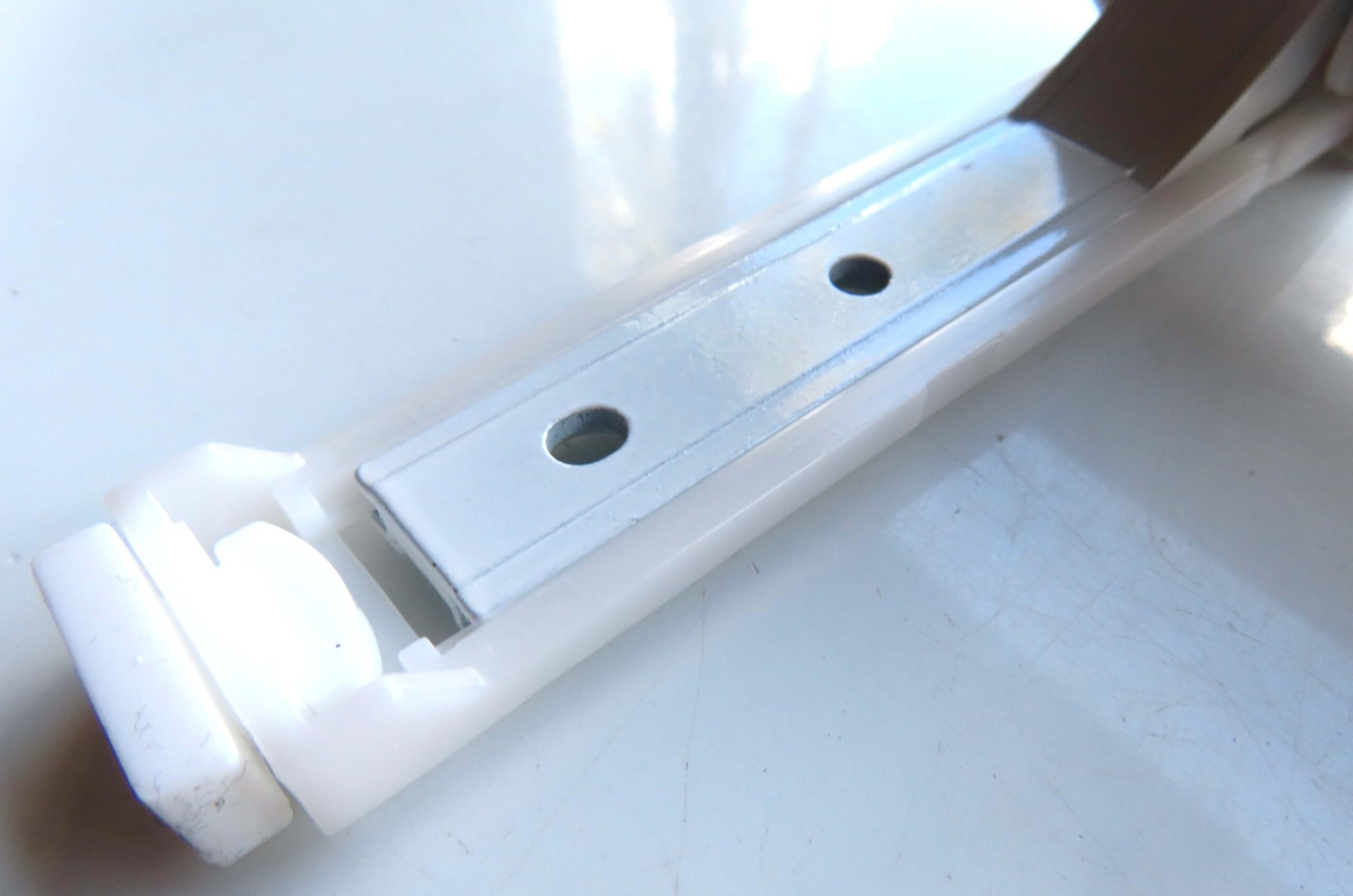 CHIQ HYBRID VERTICAL FREEZER HANDLE WHITE - Image 5